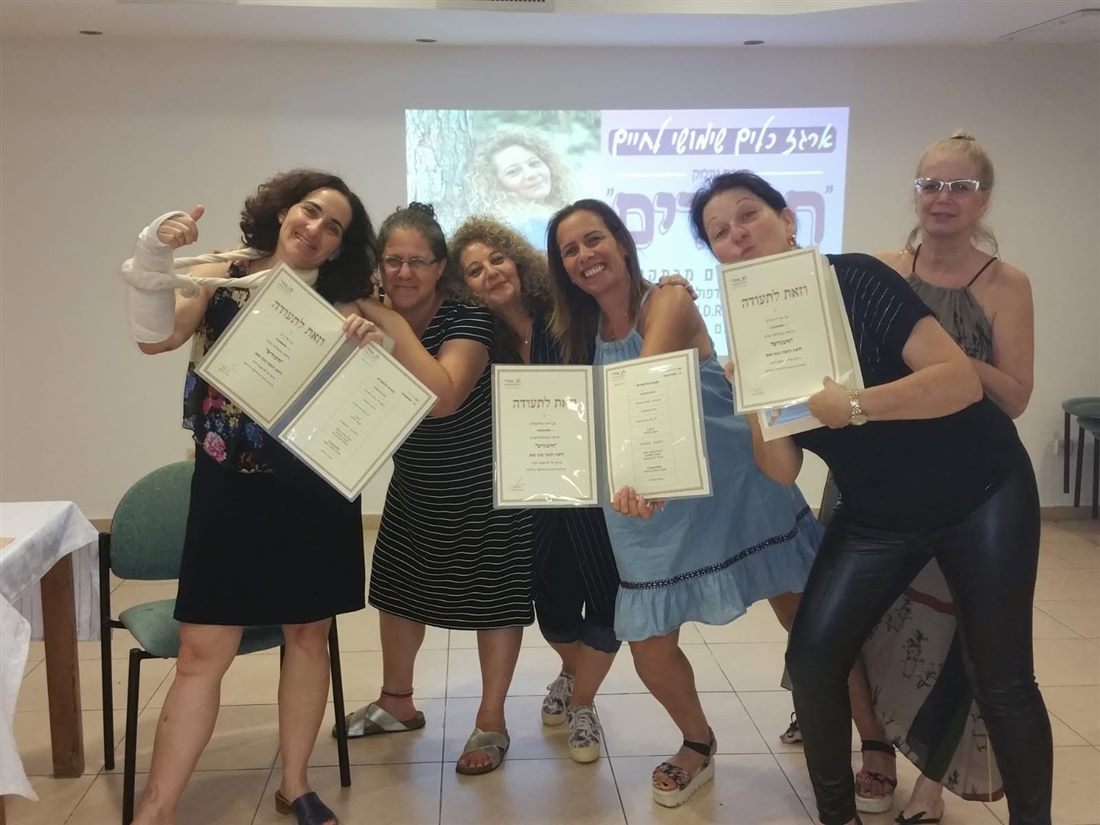 בוגרות קורס "חיבורים" עם התעודות, ברגע של שמחה