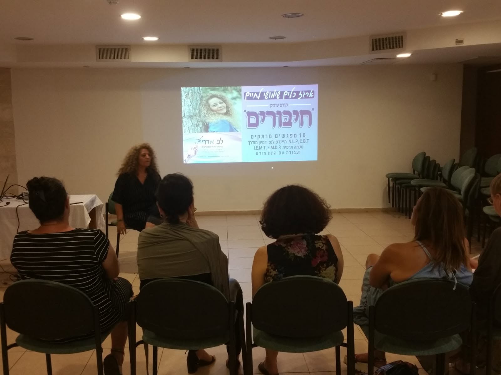 לני אדרי מרצה במפגש פתיחה של קורס "חיבורים"