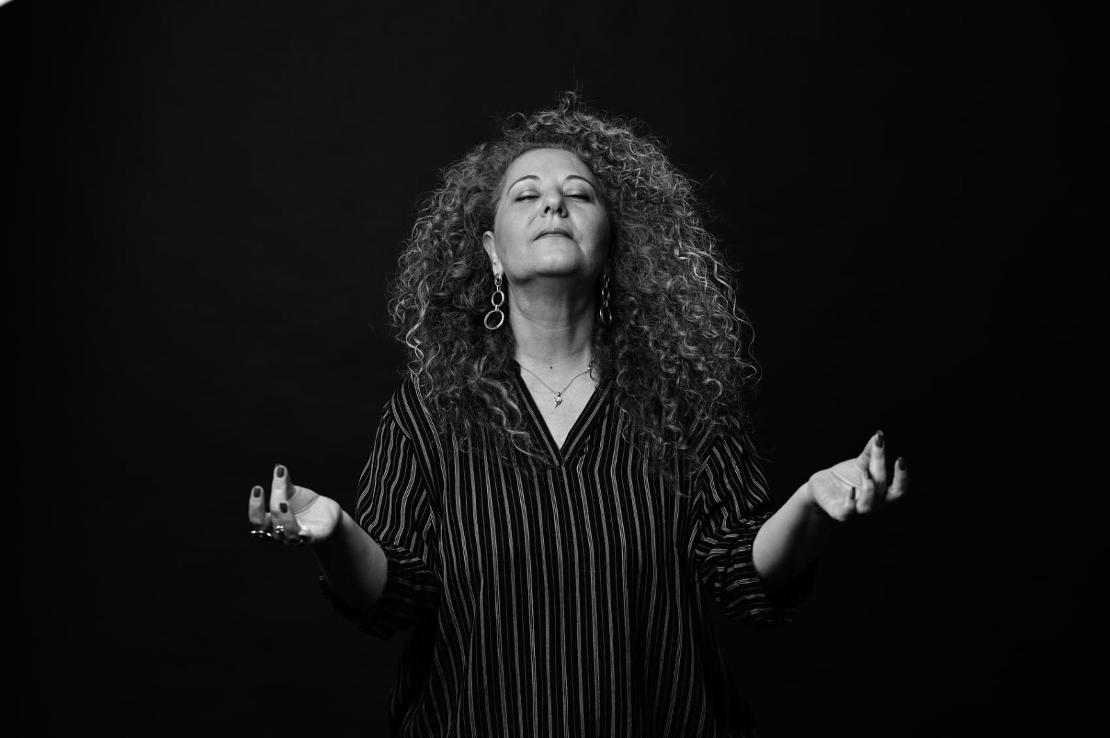 לני אדרי, דיוקן אמנותי בשחור־לבן