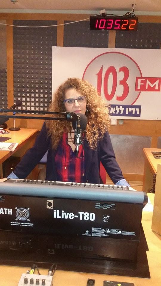 לני אדרי באולפן הרדיו של 103FM